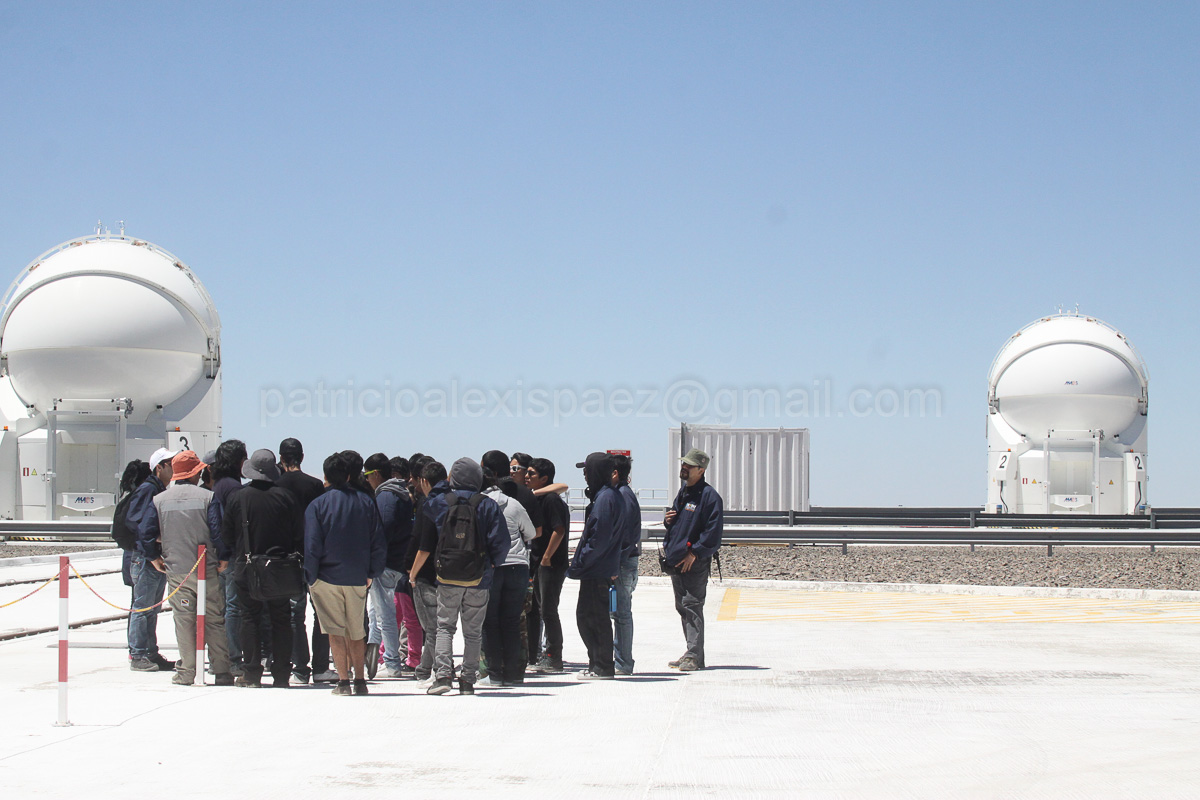 fotografia-corporativa-observatorio-astronomico-paranal-jovenes-saltando-chile