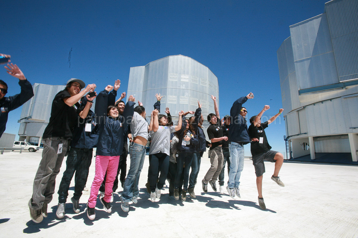 fotografia-corporativa-observatorio-astronomico-paranal-jovenes-saltando-chile